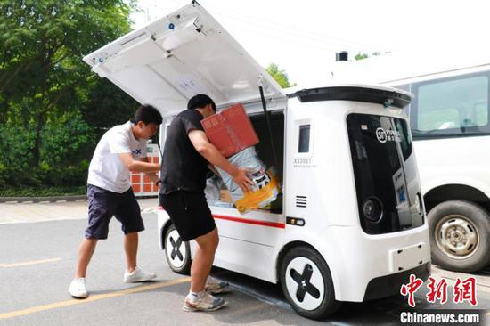unmanned delivery vehicles hit hangzhou road, marking new breakthrough